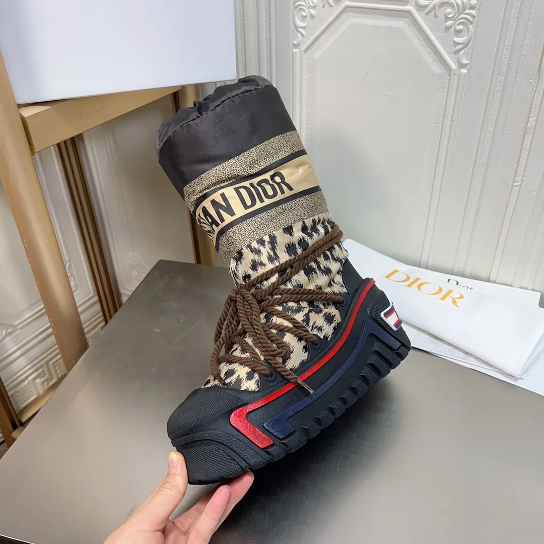 Men's shoes p600! The highest version on the market, Dior Dior's king style snow boots, ski boots, fat and cute, so cute →_→ from the DiorAlps limited series, unique. Shiny nylon Oblique print upper with criss-cross straps for an ideal fit. The technical fabric of the boot shaft, short-cut version, can be worn in the city or in the mountains. It makes the calf slimmer and taller, warm and concave. The boot shaft and sole are made of original waterproof padded lining. The embroidered fabric is original star ⭐ rubber non-slip thick sole and multi-module combination outsole. The size is 35-40. 41Customized